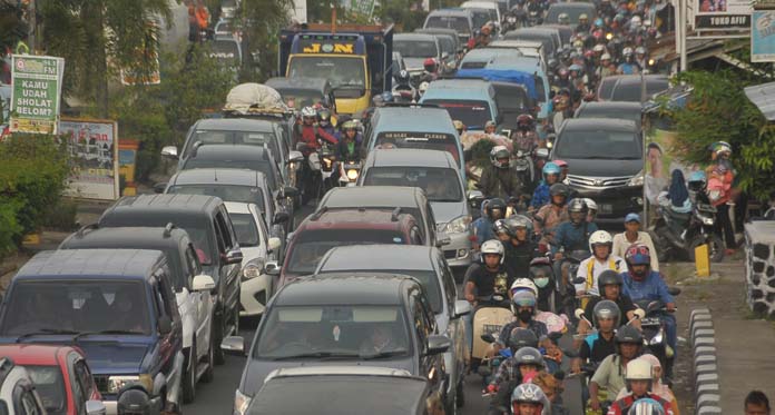 Kendaraan Arah Jateng Masih Ramai, Pemudik Dialihkan ke Kanci