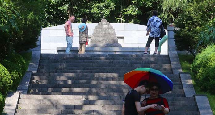 Makam Berisi Jubah dan Topi Kebesaran Cheng Ho