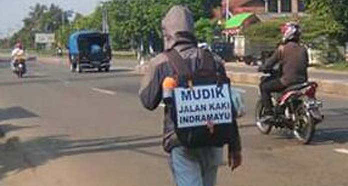 Tohirin Nekat Mudik Jakarta-Indramayu Jalan Kaki Sendirian