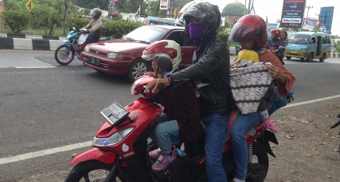 Ongkos Mobil Mahal, Mudik Boyong Keluarga Pakai Sepeda Motor