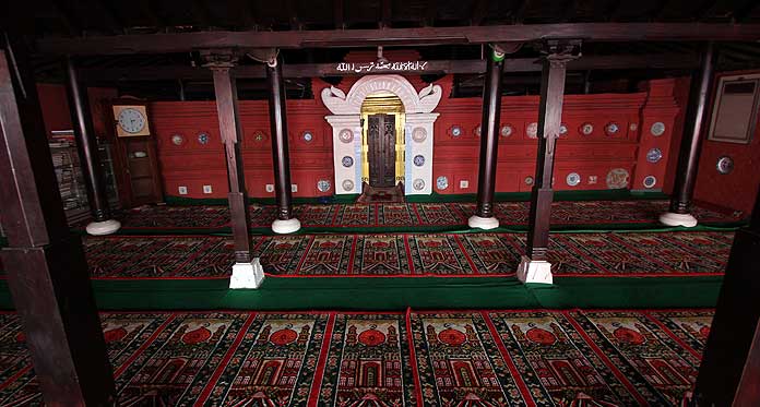 Masjid Merah Panjunan, Legenda yang Tetap Terjaga