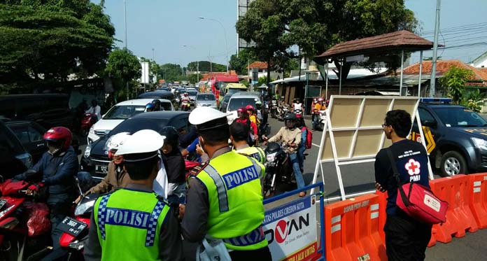 Kendaraan Numpuk di GT Palimanan, Arus Lalu Lintas Dialihkan ke Jalur Pantura