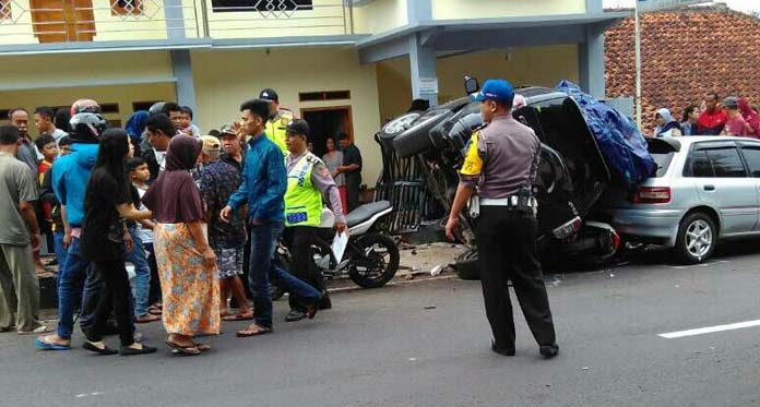 Sopir Ngantuk, Mobil Pemudik Seruduk Motor dan Pagar Rumah