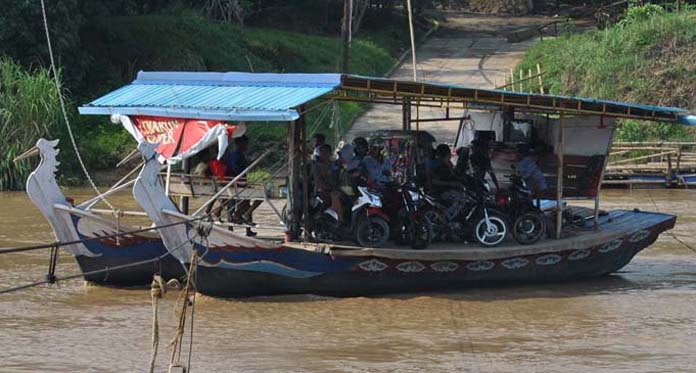 Warga Desa Bangodua Minta Dibangunkan Jembatan di Sungai Cimanuk