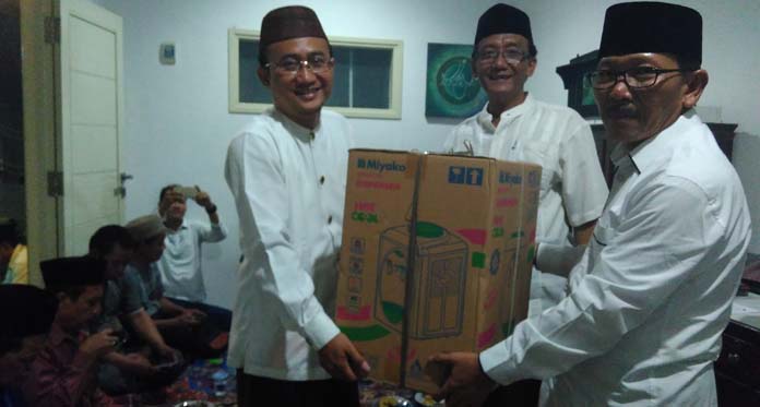 Jemaah Waqiah Permata Hati Bagikan Dispenser ke Masjid-Masjid