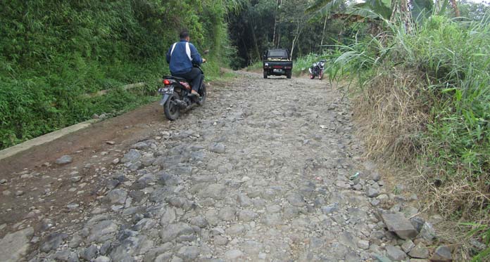 Jalan Sangiang-Kareo Rusak Parah