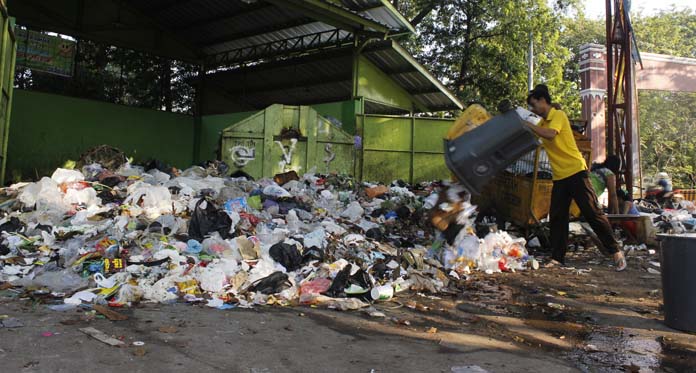 Tak Diangkut, Sampah di 5 TPS Luber ke Jalan