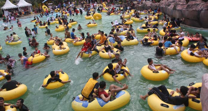 Ribuan Wisatawan Padati Sangkan Aqua Park