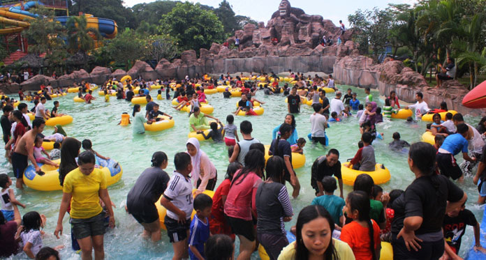 Lebaran Kedua, Sangkan Aqua Park Diserbu Pengunjung