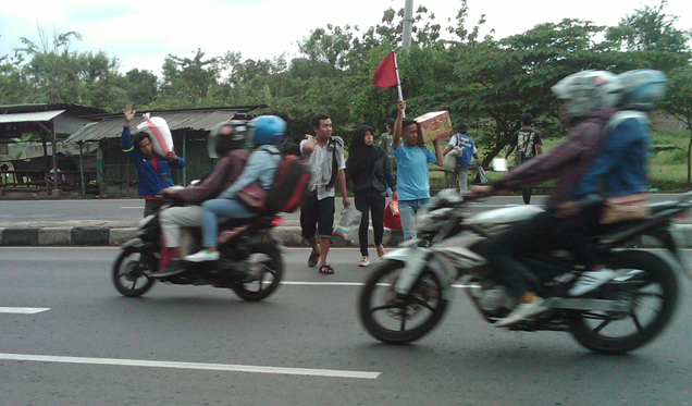 Musim Mudik, Warga di Jalur Pantura Kesulitan Menyeberang