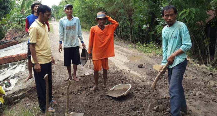 Kesal, Warga Swadaya Perbaiki Jalan Rusak yang Tak Diperhatikan Pemerintah