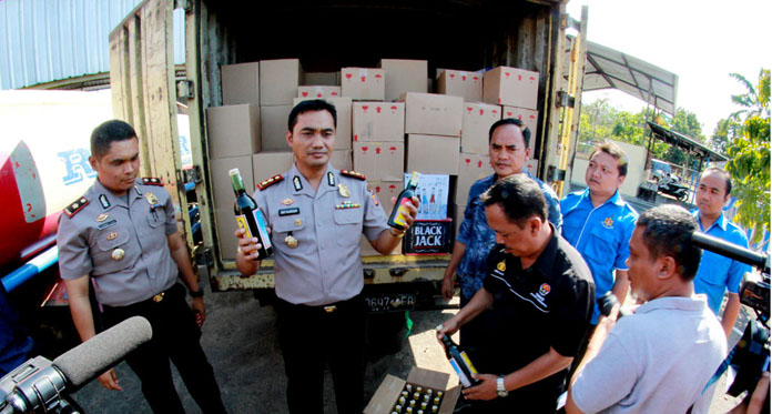 Polisi Indramayu Gagalkan Pengiriman 7.164 Botol Miras dari Subang