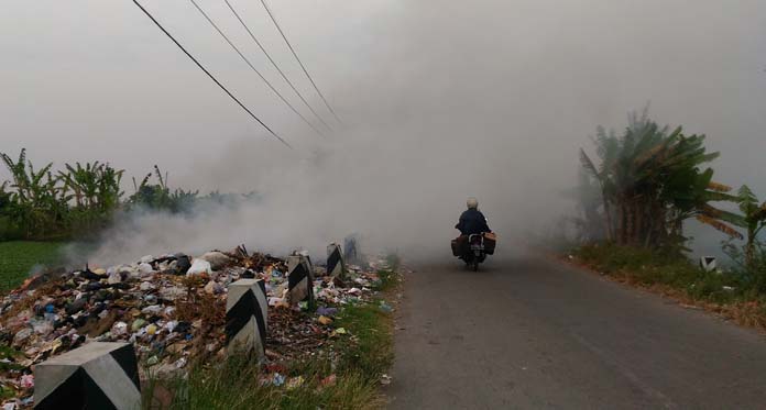 Pengguna Jalan Terganggu Asap Tebal Pembakaran Sampah di Lokasi Ini