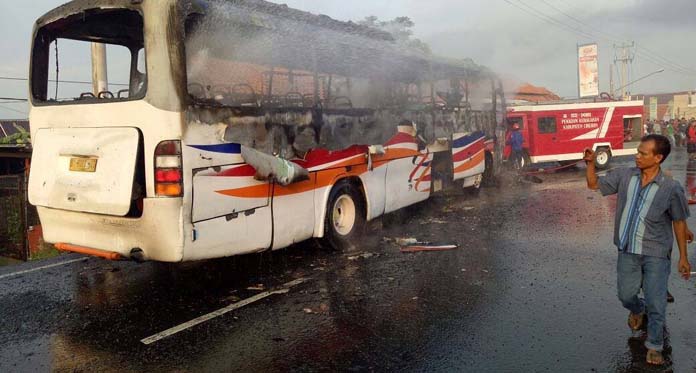 Bus Terbakar Hebat di Jalur Pantura Klangenan Cirebon, Arus Balik Macet Panjang