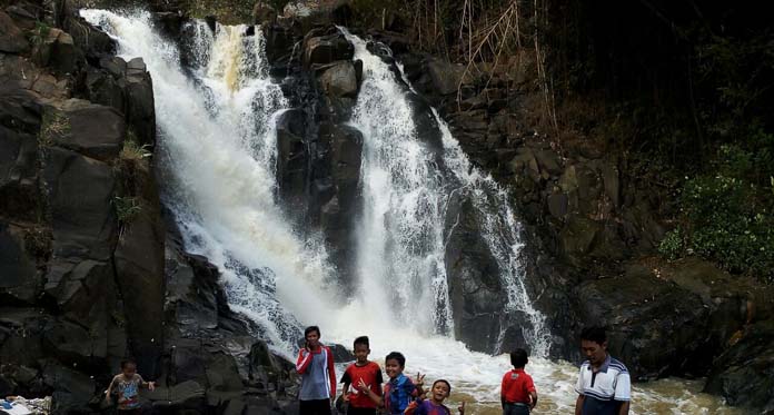 Pengunjung Keluhkan Kurangnya Sarana, Curug Cilutung Perlu Penataan