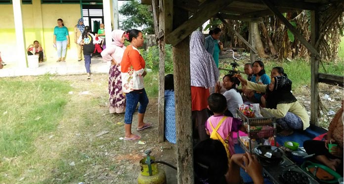 Banyak Orang Tua Nunggu Anak di Sekolah, Pedagang Laris Manis