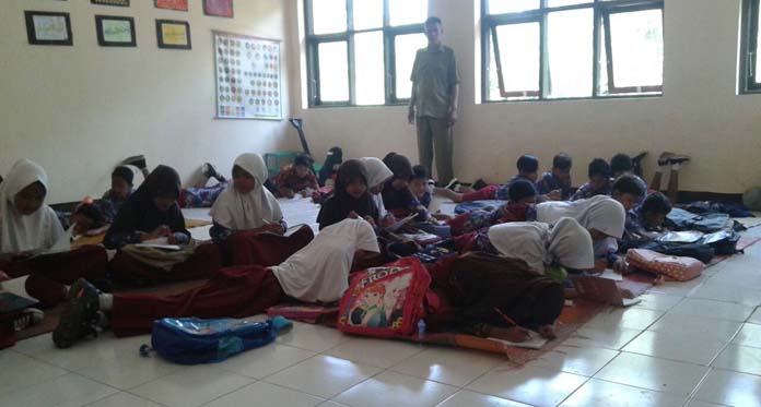 Ironis, Siswa SDN Pilangsari III Majalengka Belajar di Lantai