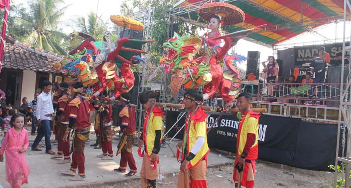 Cegah Kemacetan, Pilih Arak-arakan di Depan Panggung