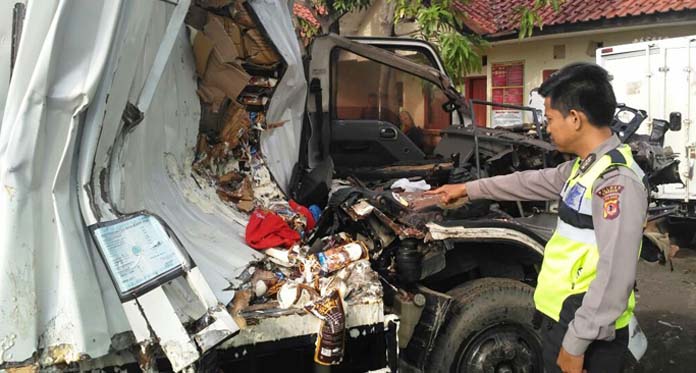 Truk Boks Sundul Tronton, 1 Sopir Tewas