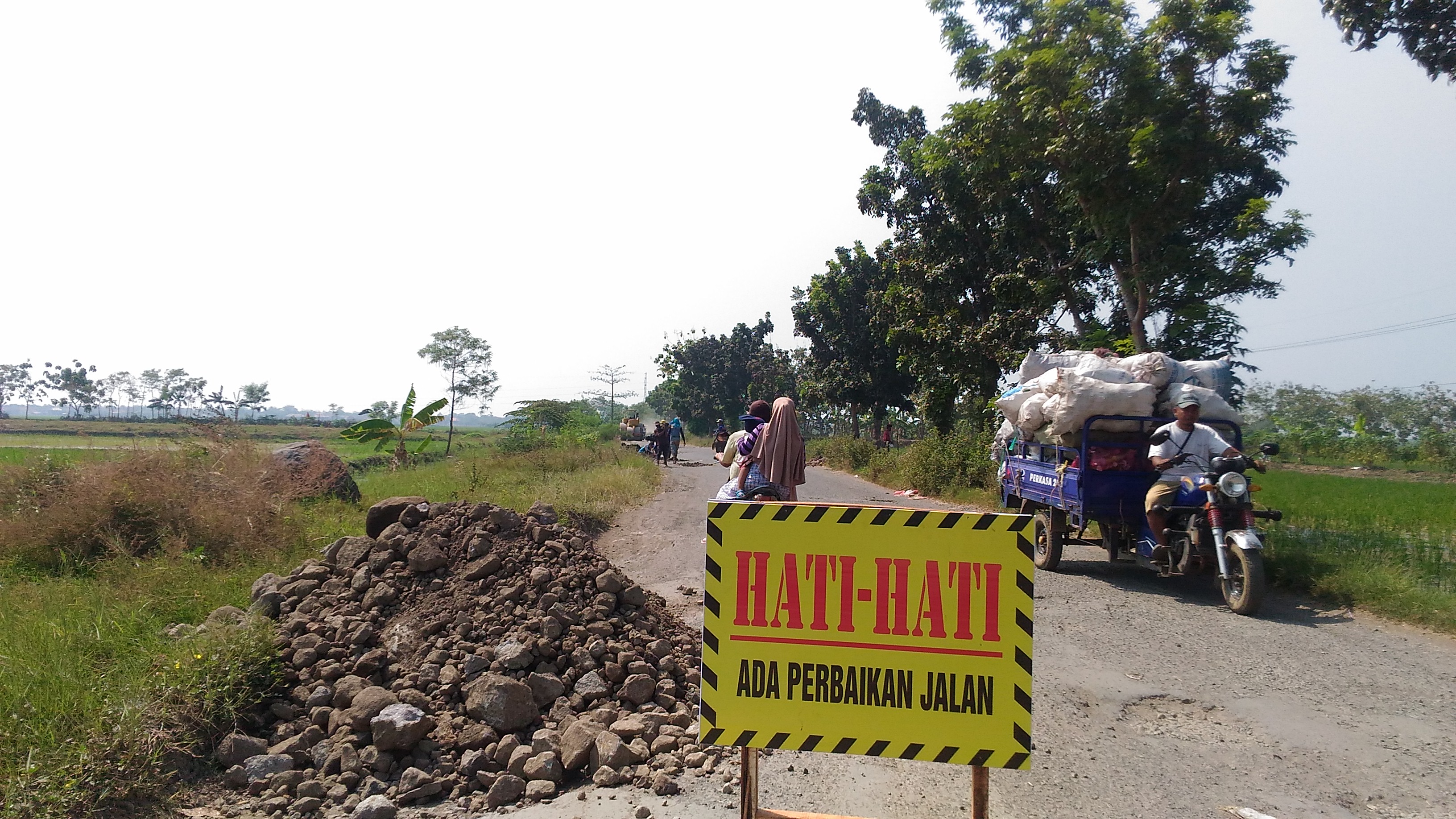 Alhamdulillah, Lubang Jalan Suranenggala-Panguragan Mulai Ditambal