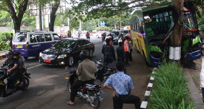 Ajaib, Pedagang Ikan Diterjang Bus Masih Selamat