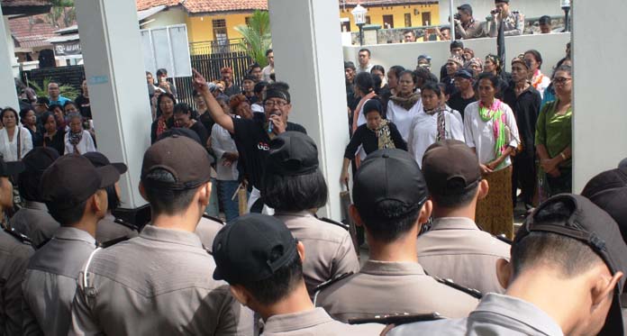 Didemo Masyarakat Sunda Wiwitan, Pengadilan Tunda Eksekusi Lahan Adat