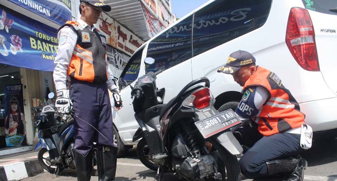 Parkir Sembarangan, 14 Sepeda Motor Digembosi Petugas Dishub