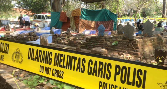 Tim Forensik Otopsi Jenazah Korban Pengeroyokan