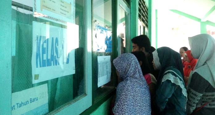 Hari Kedua Sekolah, Orang Tua Masih Saja Ramai Mengantar Anaknya