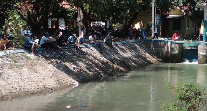 Surut, Sungai Cipelang Jadi Pemancingan Dadakan