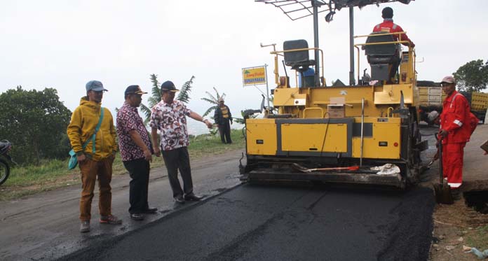 Jalan Menuju Objek Wisata Palutungan Di-hotmix