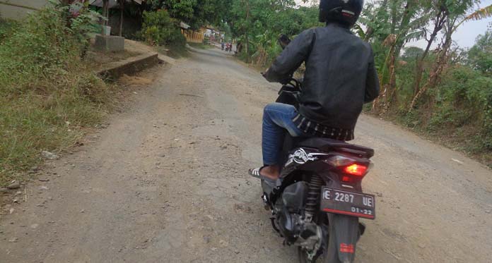 Jalan Penghubung Ranji Kulon dengan Ranji Wetan Rusak