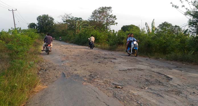 Sudah Menahun Tak Diperbaiki, Jalan Panguragan-Klangenan Rusak Parah