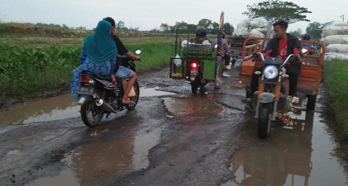 Jalan Penghubung Kaliwedi-Gegesik Rusak Parah