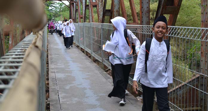 Warga Tolak Jembatan Kuning yang Gunakan Papan