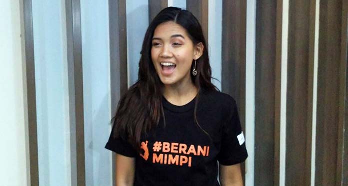 Monita Tahalea, Nyaman Liburan di Pantai