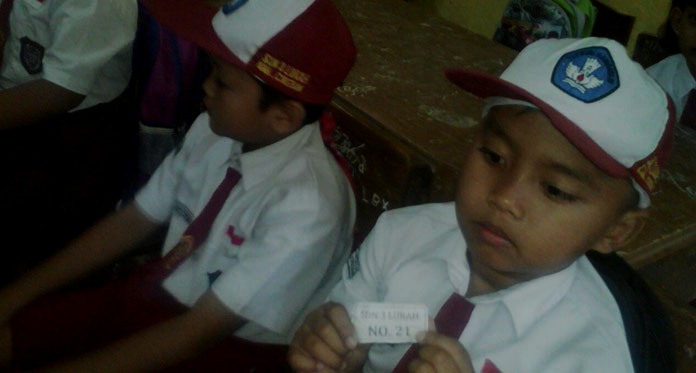 Hindari Rebutan, Siswa SDN 3 Lurah Dibagi Kupon Nomor Meja