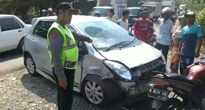 2 Mobil Adu Bagong, Pejalan Kaki dan Pengendara Motor yang Terluka