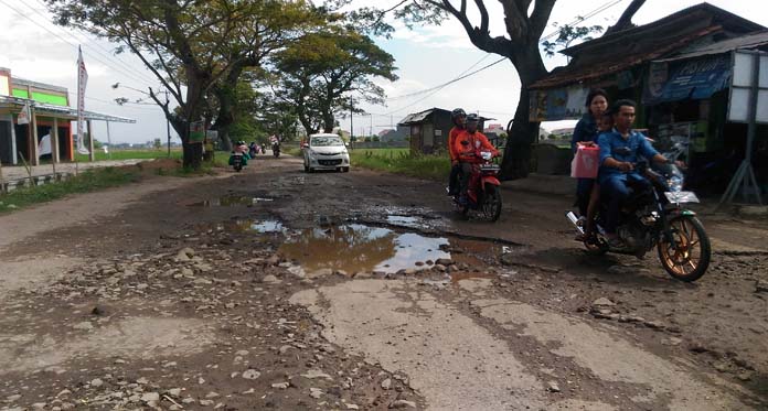 Duh, Jalan Panguragan Rusak Parah dan Tak Miliki PJU