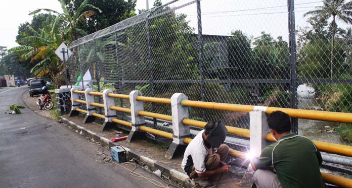 Cegah Warga Buang Sampah ke Sungai, DLH Pasang Pagar Kawat