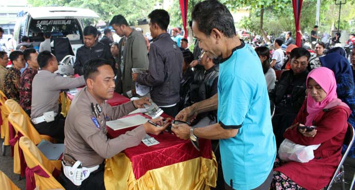 Libur Lebaran Usai, Kantor Samsat Kuningan Diserbu Pemilik Kendaraan