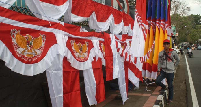 Pedagang Bendera Musiman Muncul jelang Hari Kemerdekaan RI