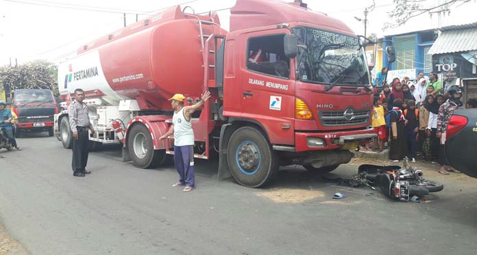 Brakk!!! Mobil Tangki Pertamina Hantam Motor, 1 ABG Tewas, 1 Luka-luka