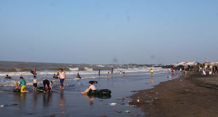 Libur Lebaran dan Sekolah, Pantai Plentong Sedot Ribuan Pengunjung