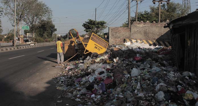 Tak Diangkut 3 Minggu, Sampah Dekat Objek Wisata Luber ke Jalan