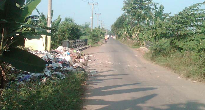 Tak Diangkut, Sampah Meluber ke Jalan