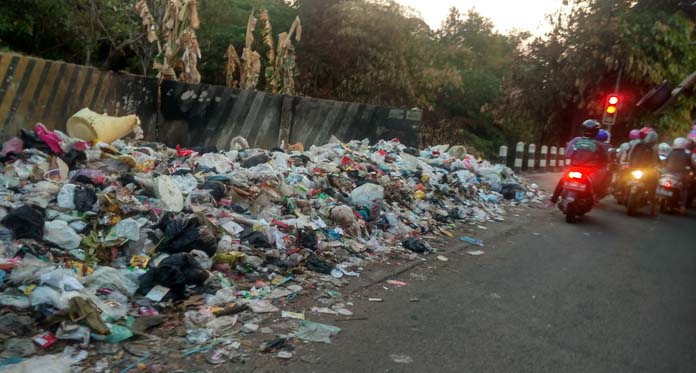Tak Kunjung Diangkut, Sampah Meluber ke Jalan Kanggraksan