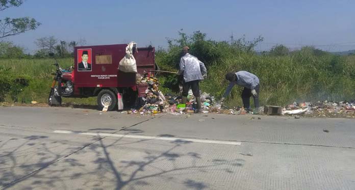 Pakai Kendaraan Bergambar Bupati Cirebon,  Petugas Buang Sampah Sembarangan