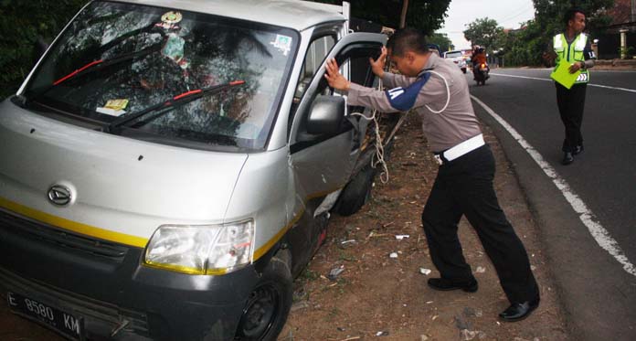 Gagal Nyalip, Mobil Ayam Tabrak Motor Beat dan Livina, 3 Luka-luka