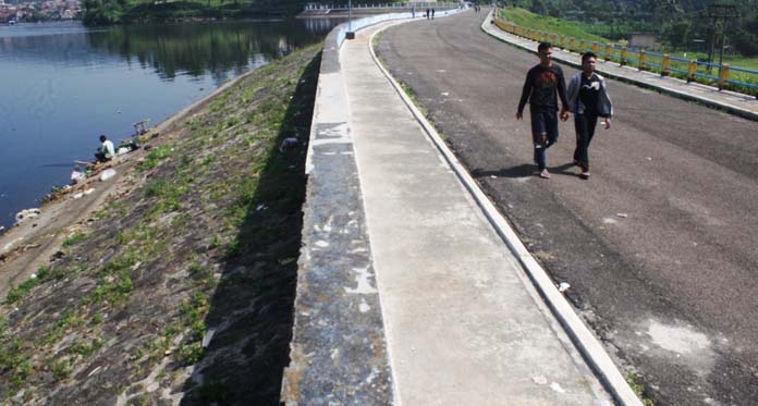 Awas! Tanggul Waduk Darma Sudah Miring